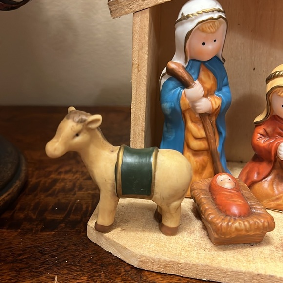 Vintage Nativity Set ~ Home For The Holidays - Picture 7 of 17